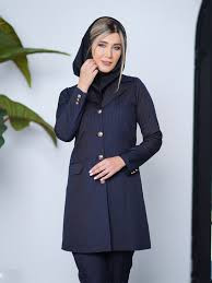 مانتو و شلوار اداری پوشیده
